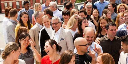 3M:s chefsdesigner i en folksamling

