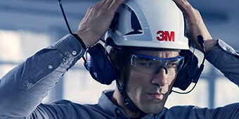 Man talar in i 3M™ Kommunikationsheadset
