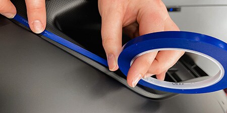 Demonstration av flexibiliteten för 3M Finlinjetejp
