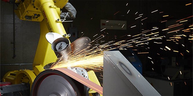 Robotiserad slipning av en båtpropeller på ett slipband

