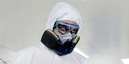man som bär färgspraymask
