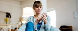 en person som använder en smartphone

