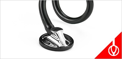 3M Littmann Master Cardiology stetoskop mot en vit bakgrund.
