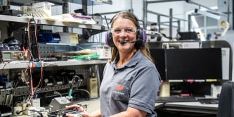 Kvinna som använder hörselskydd från 3M
