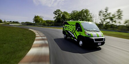 Varebil på veien viser 3M Digital Print Folier
