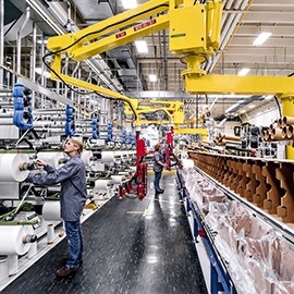 Användningen av tejp och lim i tillverkningsprocessen kan öka effektiviteten. Bild på fabriksgolv.