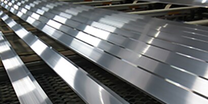 Aluminiumremsor som är klara för applicering av metallim
