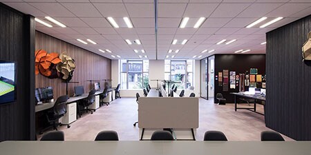 Kontorlandskap som viser hvordan 3M Architectural-filmer kan friske opp arbeidsplassen.

