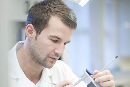 Person som arbetar i ett dentalt laboratorium
