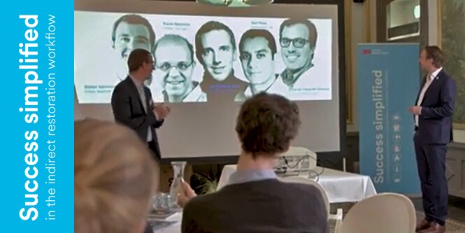 En grupp av personer som tittar på en presentation om Success Simplified
