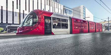  Et tog med 3M folie - kjører inn på en stasjon
