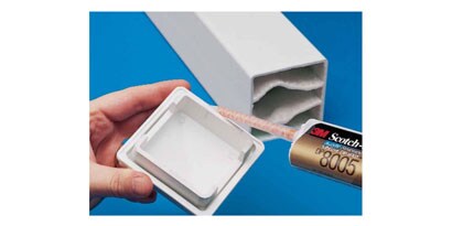 3M™ Scotch-Weld™ Svagluktande akrylhäftämne DP8805NS appliceras på föremålet
