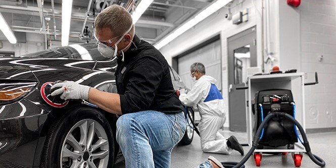 person som använder en Cubitron Net Abrasives-rondell

